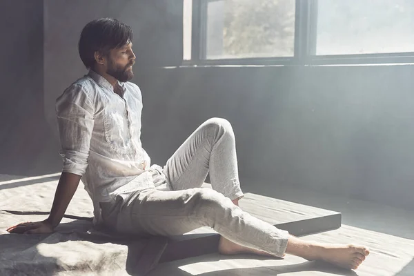 Foto Bell Uomo Barbuto Con Capelli Castani Che Siede Sul — Foto Stock