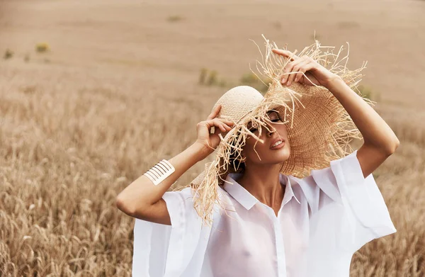 Beautiful Dark Haired Girl Nude Make Wheat Field Dressed Translucent — Stock Photo, Image