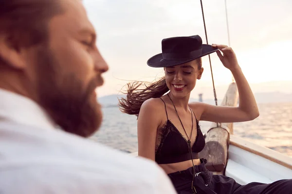 Romantic Trip Sea Yacht Stylish Couple Love Who Emotionally Show — Stock Photo, Image