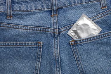 Kot pantolonun cebindeki prezervatif görünümünü kapat