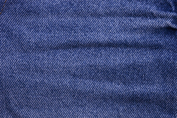 Смятые синие джинсы текстура в качестве фона. Вид сверху
