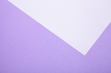 Arka plan olarak beyaz ve mor renkli kağıt dokusu. Üst görünüm