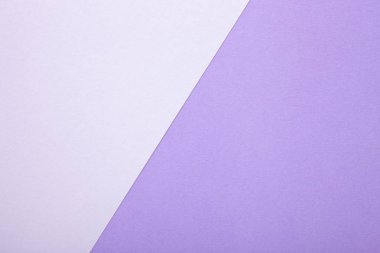 Arka plan olarak beyaz ve mor renkli kağıt dokusu. Üst görünüm