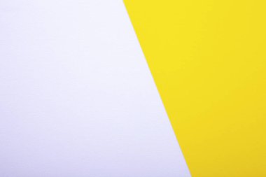 Arka plan olarak beyaz ve sarı kağıt dokusu. Üst görünüm