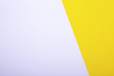 Arka plan olarak beyaz ve sarı kağıt dokusu. Üst görünüm