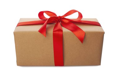 Beyaz arka planda güzel paketlenmiş hediye kutusu. Noel hediyesi.