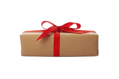 Beyaz arka planda güzel paketlenmiş hediye kutusu. Noel hediyesi.