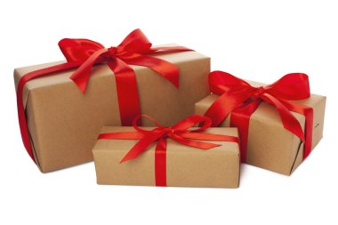 Beyaz arka planda güzel paketlenmiş hediye kutuları. Noel hediyeleri