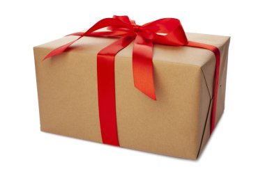 Beyaz arka planda güzel paketlenmiş hediye kutusu. Noel hediyesi.