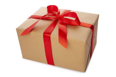 Beyaz arka planda güzel paketlenmiş hediye kutusu. Noel hediyesi.