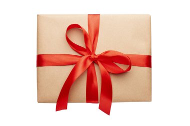 Beyaz arka planda güzel paketlenmiş hediye kutusu. Noel hediyesi olarak. Üst görünüm