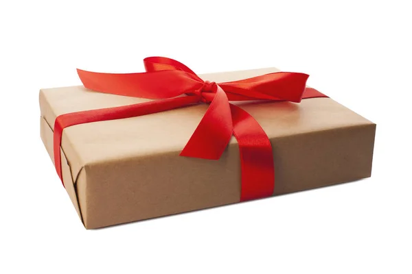 Beyaz arka planda güzel paketlenmiş hediye kutusu. Noel hediyesi.