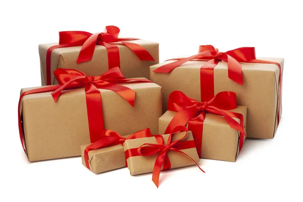 Beyaz arka planda güzel paketlenmiş hediye kutuları. Noel hediyeleri