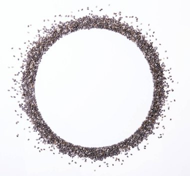 Beyaz arka planda izole edilmiş chia tohumlarından yapılmış yuvarlak çerçeve. Üst Manzara. Mesaj için yer var. Süper yiyecek konsepti