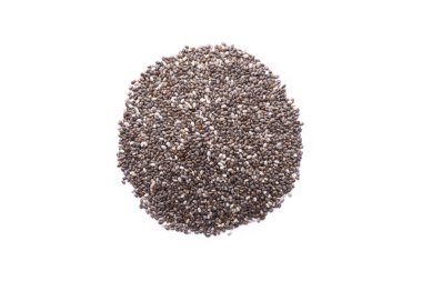 Beyaz arka planda izole edilmiş bir yığın chia tohumu, sağlıklı süper yiyecekler. Üst görünüm