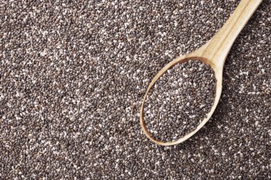 Tahta kaşıkta Chia tohumları, yazı için yer, sağlıklı süper yiyecekler. Üst görünüm