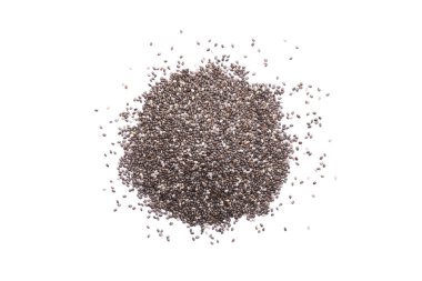 Beyaz arka planda izole edilmiş bir yığın chia tohumu, sağlıklı süper yiyecekler. Üst görünüm