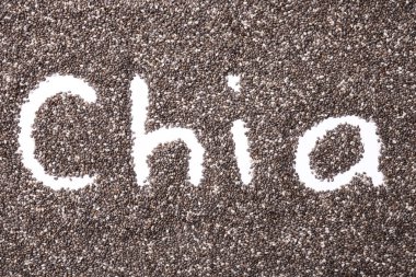 Chia kelimesi beyaz arka planda chia tohumlarından yapılmış, sağlıklı süper yiyecekler. Üst görünüm