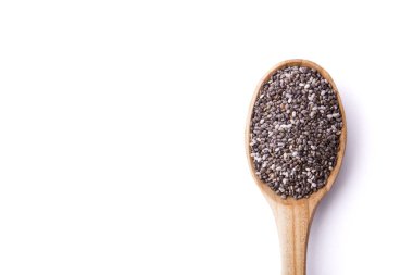 Tahta kaşıkta Chia tohumları beyaz arka planda izole edilmiş, yazı için yeri var, sağlıklı süper yiyecekler. Üst görünüm