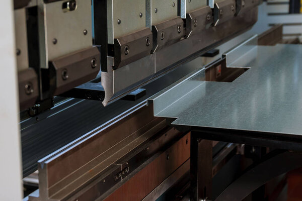 Гибридный листовой металл с гидравлической машиной на заводе