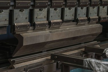 Fabrikada hidrolik makineyle metal bükme levhası.