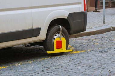 Otomobil tekeri park ihlali nedeniyle tıkalı..