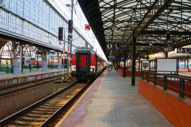 Prag, Çek Cumhuriyeti, 15 Temmuz 2019: Tren tren istasyonundan ayrıldı.