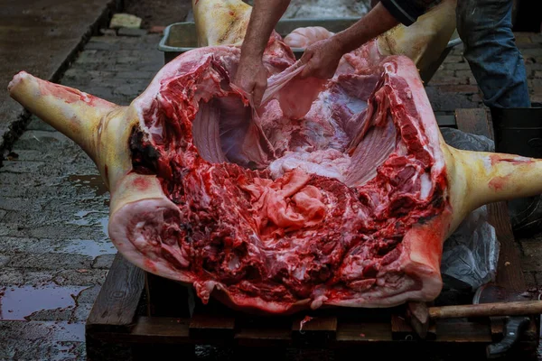 El granjero masacrando a un cerdo en el pueblo — Foto de Stock