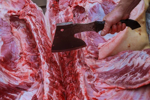El granjero masacrando a un cerdo en el pueblo — Foto de Stock