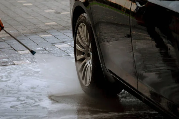 Uzhhorod, Ucrânia, 7 de agosto de 2019: Lavagem automática de carros. Lave água e espuma de alta pressão. — Fotografia de Stock