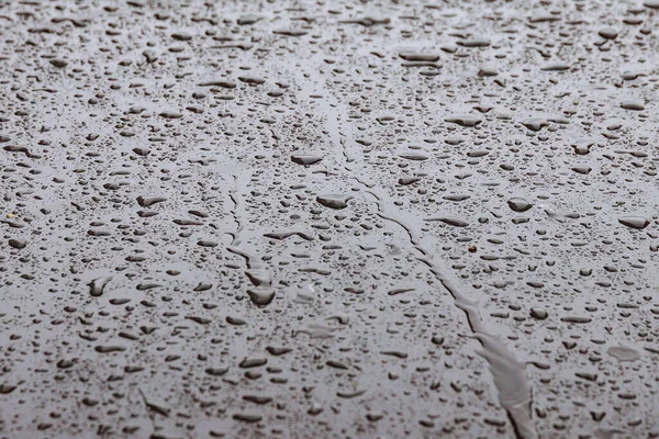 Gocce d'acqua sulla macchina. Contesto. Gocce di pioggia su metallo . — Foto Stock