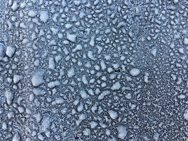 Fondo de copos de nieve sobre un metal negro . —  Fotos de Stock