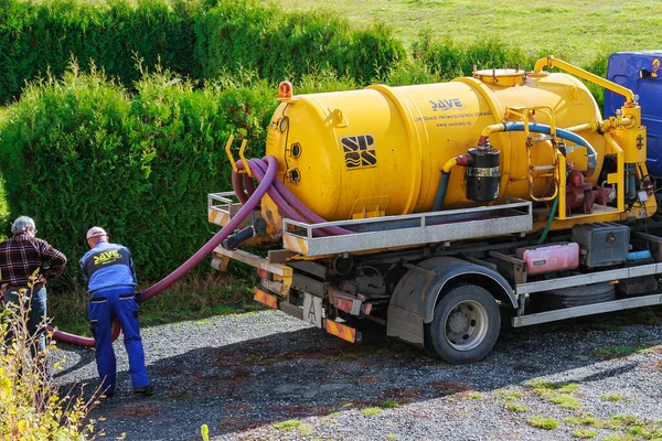 Skutc, Çek Cumhuriyeti - 16 Ekim 2019: Kanalizasyon pompalama makinesi. Kanalizasyon Tankı.