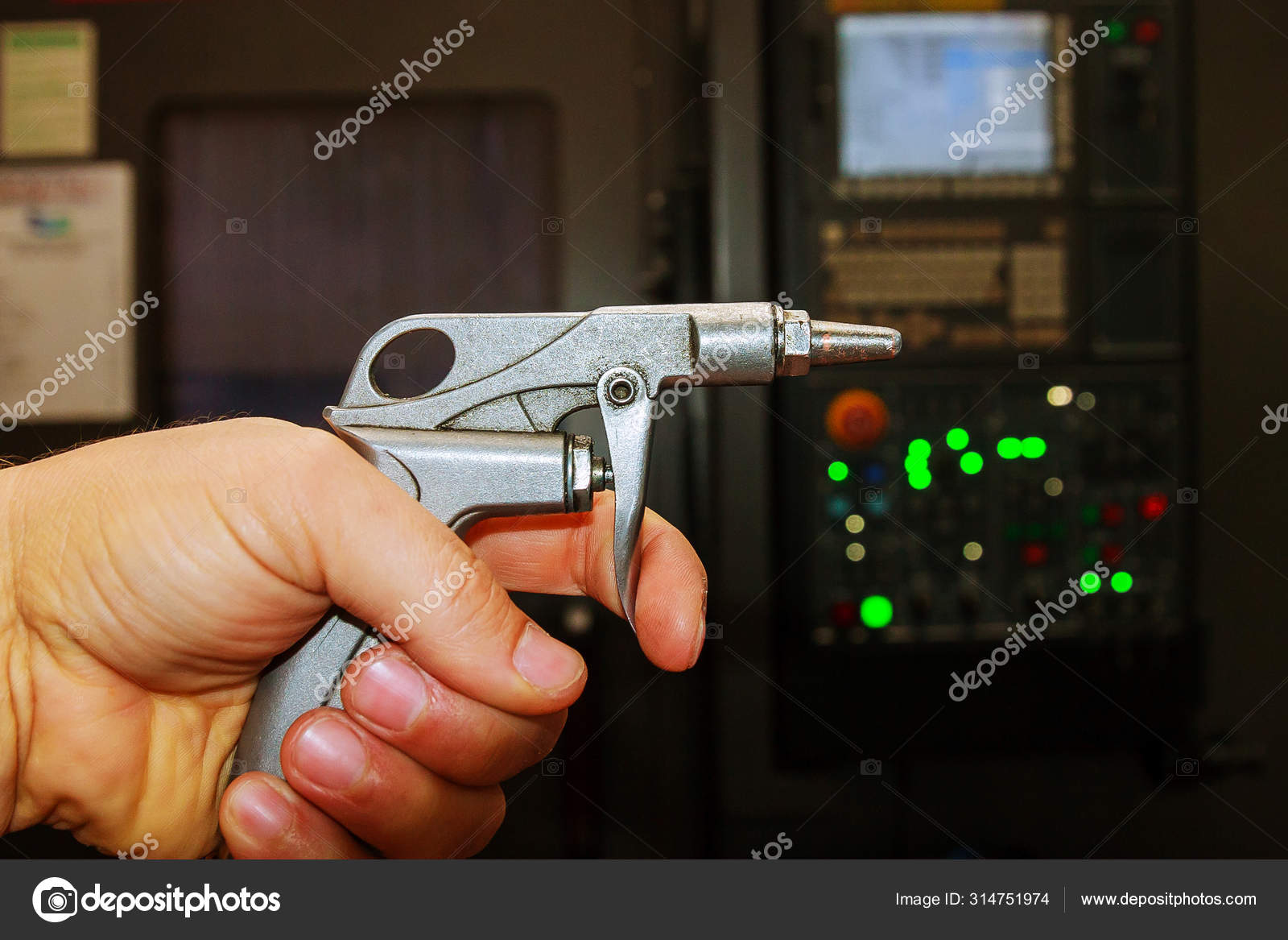 Pistolet de soufflage, pistolet compresseur d'air en main à l'usine . image  libre de droit par zhaaks@gmail.com © #314751974