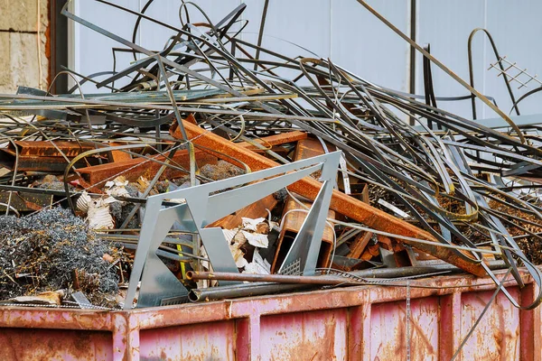 Residuos de metal en un contenedor de metal. Industria pesada . — Foto de Stock