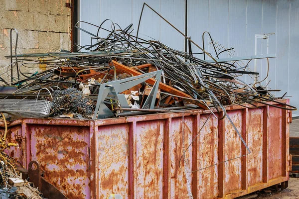Rifiuti metallici in un contenitore di metallo. Industria pesante . — Foto Stock