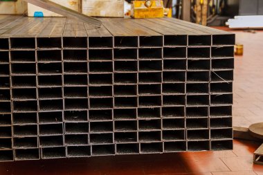 Paketler halinde dikdörtgen kesitlerin metal profil borusu