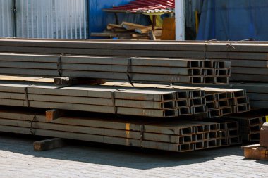 Paketler halinde dikdörtgen kesitlerin metal profil borusu