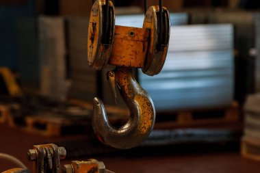 Bir fabrikada sarı vinç kancası..