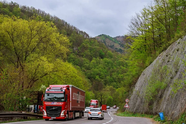 Hranice, República Checa - 23 DE ABRIL DE 2019: Coches en carretera de montaña en atasco . — Foto de Stock