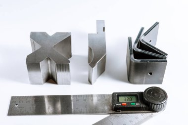 Metal levha bükme aleti ve ekipmanı beyaz arka planda izole edilmiş. Özel Bükme Makinesi kalıp yumrukluyor ve ölüyor. Fren aletlerine bas, aletleri bük, frene bas ve öl. Dijital açıölçer.