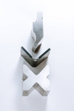 Metal levha bükme aleti ve ekipmanı beyaz arka planda izole edilmiş. Özel Bükme Makinesi kalıp yumrukluyor ve ölüyor. Fren aletlerine bas, araçları bük, frene bas ve öl..