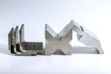 Metal levha bükme aleti ve ekipmanı beyaz arka planda izole edilmiş. Özel Bükme Makinesi kalıp yumrukluyor ve ölüyor. Fren aletlerine bas, araçları bük, frene bas ve öl..