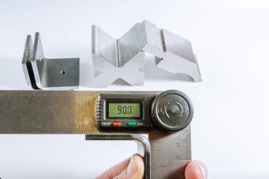 Metal levha bükme aleti ve ekipmanı beyaz arka planda izole edilmiş. Özel Bükme Makinesi kalıp yumrukluyor ve ölüyor. Fren aletlerine bas, aletleri bük, frene bas ve öl. Dijital açıölçer.
