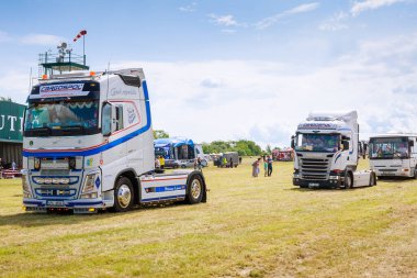 Skutech, Çek Cumhuriyeti, 26 Haziran 2020: Kamyon Fuarı. Çek Cumhuriyeti 'nde ulaşım festivali. Çocuklarla Kamyon Festivali hafta sonu. Çocuklar için kamyoncular yardım etkinliği.