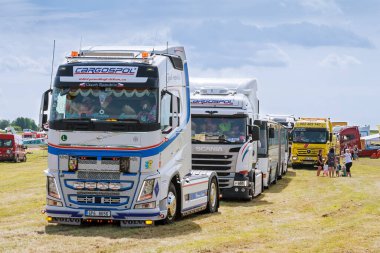 Skutech, Çek Cumhuriyeti, 26 Haziran 2020: Kamyon Fuarı. Çek Cumhuriyeti 'nde ulaşım festivali. Çocuklarla Kamyon Festivali hafta sonu. Çocuklar için kamyoncular yardım etkinliği.