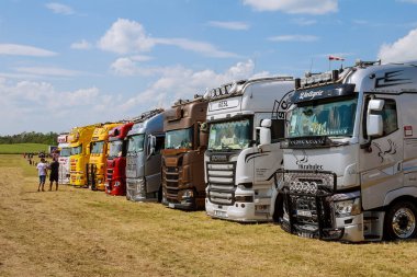 Skutech, Çek Cumhuriyeti, 26 Haziran 2020: Kamyon Fuarı. Çek Cumhuriyeti 'nde ulaşım festivali. Çocuklarla Kamyon Festivali hafta sonu. Çocuklar için kamyoncular yardım etkinliği.