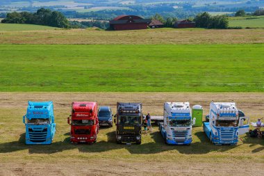 Skutech, Çek Cumhuriyeti, 27 Haziran 2020: Kamyon Fuarı. Çek Cumhuriyeti 'nde ulaşım festivali. Çocuklarla Kamyon Festivali hafta sonu. Çocuklar için kamyoncular yardım etkinliği.