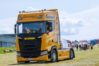 Skutech, Çek Cumhuriyeti, 26 Haziran 2020: Kamyon Fuarı. Çek Cumhuriyeti 'nde ulaşım festivali. Çocuklarla Kamyon Festivali hafta sonu. Çocuklar için kamyoncular yardım etkinliği.