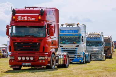 Skutech, Çek Cumhuriyeti, 26 Haziran 2020: Kamyon Fuarı. Çek Cumhuriyeti 'nde ulaşım festivali. Çocuklarla Kamyon Festivali hafta sonu. Çocuklar için kamyoncular yardım etkinliği.